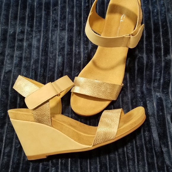 Tan gold wedge sandles. - Picture 3 of 3